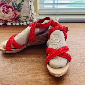 Minnetonka Women’s Poppy Red Wedge Sandal Espadrilles Size 10/41